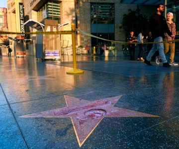 Detractor del candidato republicano Donald Trump destroza su estrella en Hollywood