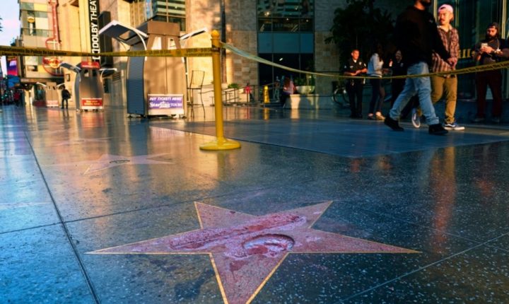 Detractor del candidato republicano Donald Trump destroza su estrella en Hollywood
